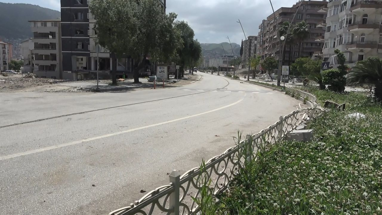 Hatay depremden günler sonra görüntülendi! En işlek caddelerde insanlar yerine makineler var