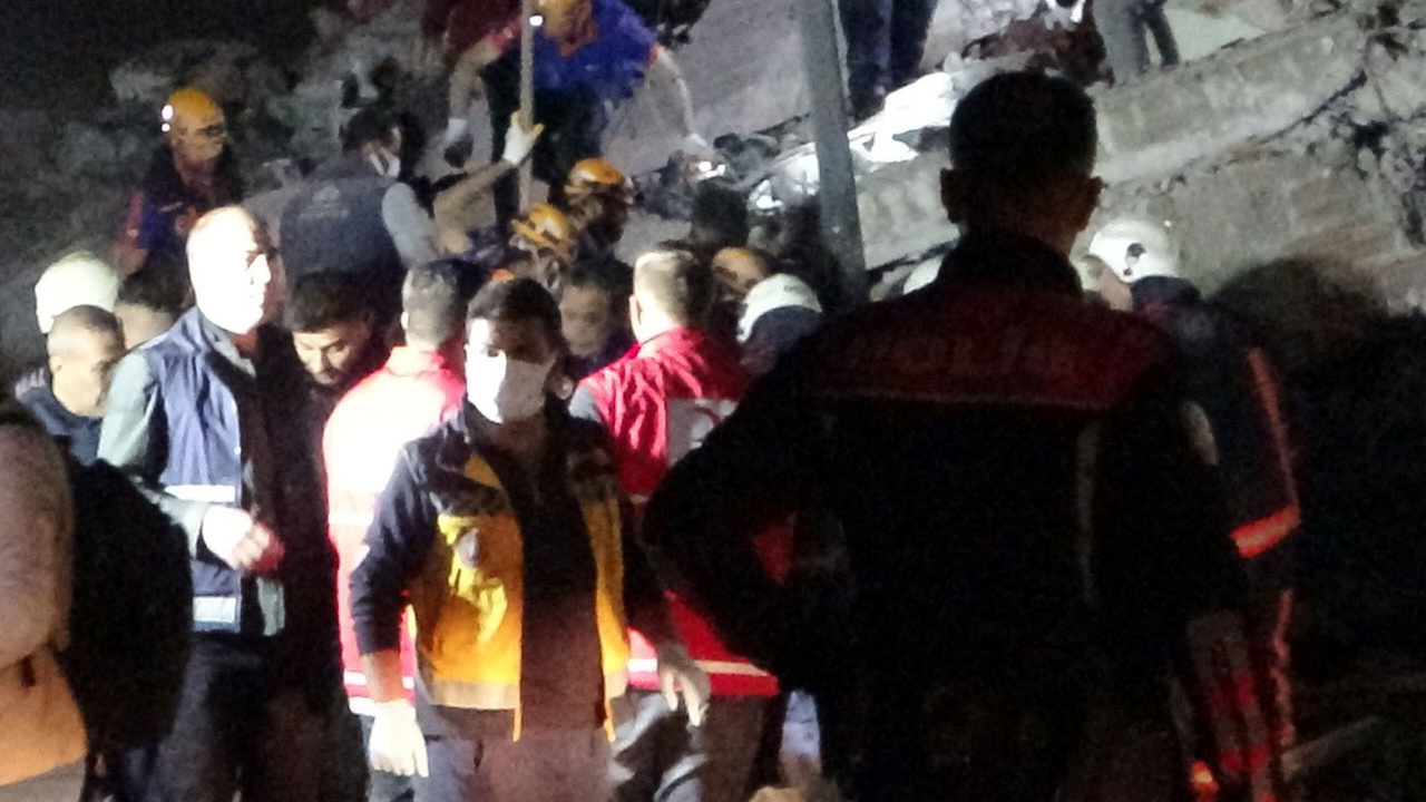 Malatya'da depremde ağır hasar alan bina çöktü! Acı haber geldi