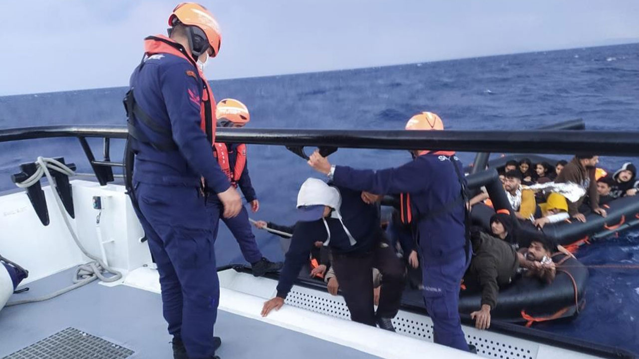 Sahil Güvenlik güçleri, Yunanistan’ın geri ittiği 59 göçmeni kurtardı