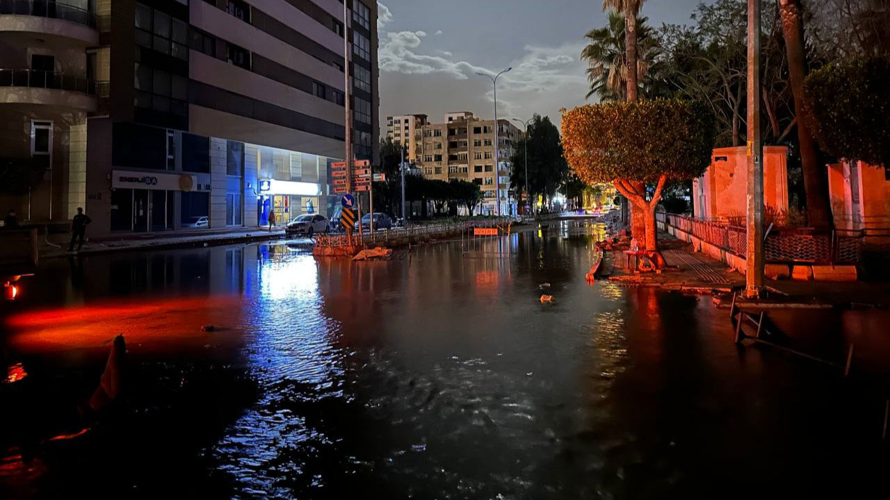 İskenderun'da deniz yükseldi, caddeler su altında kaldı!