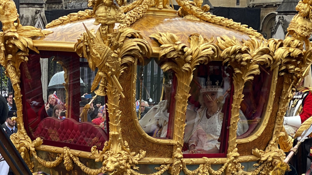 Kral III. Charles, törenle İngiltere Kraliyet tacını giydi