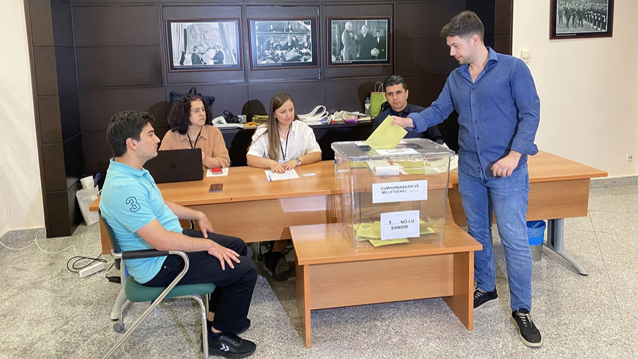 Türkmenistan'daki Türk vatandaşları oy kullanmaya başladı