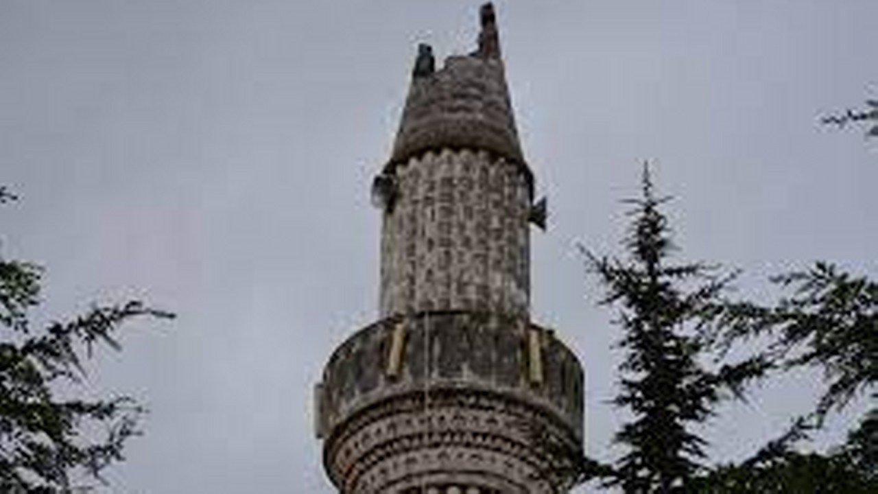 Bilecik'te yıldırım isabet eden minarenin külahı caminin çatısına devrildi