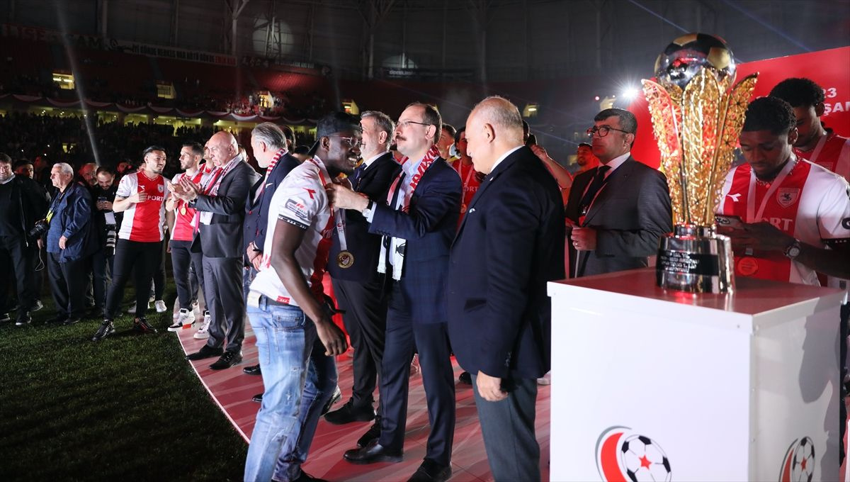 Süper Lig'e yükselen Samsunspor kupasını aldı