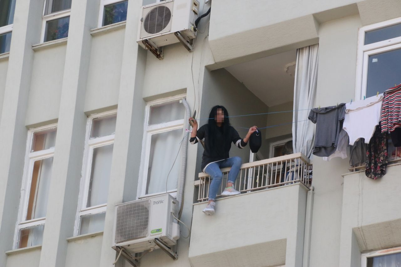 Antalya'da 5. katta korku dolu saatler! Elinde bıçakla balkon demirlerine çıkan kadın....