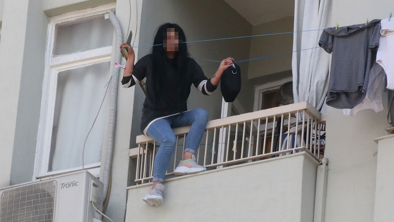 Antalya'da 5. katta korku dolu saatler! Elinde bıçakla balkon demirlerine çıkan kadın....