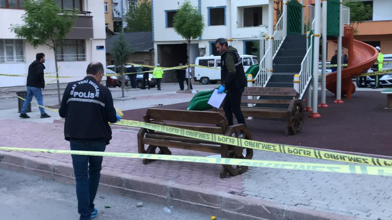Elazığ'da 2 araç oyun parkını bastı! Pompalı tüfekli saldırıda 3 kişi yaralandı