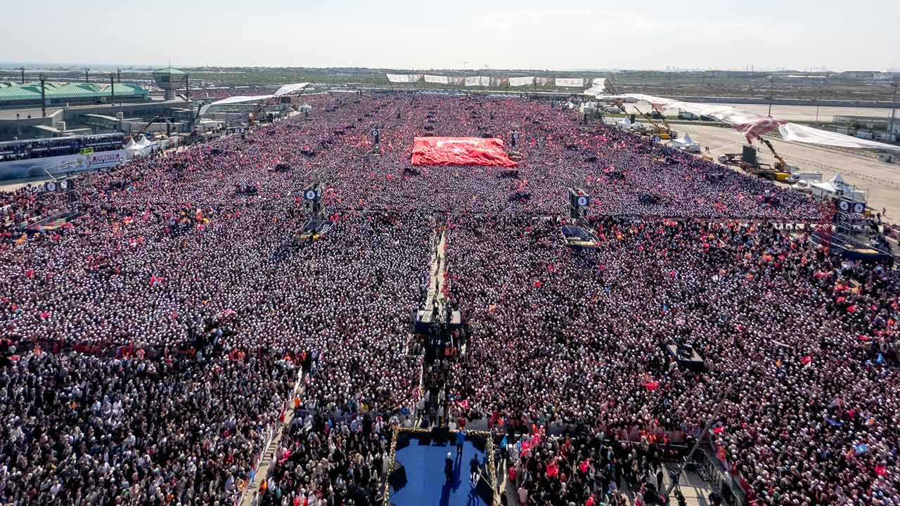 İstanbul'da büyük AK Parti mitingi! 1 milyon 700 kişi akın etti, alan havadan böyle görüntülendi!