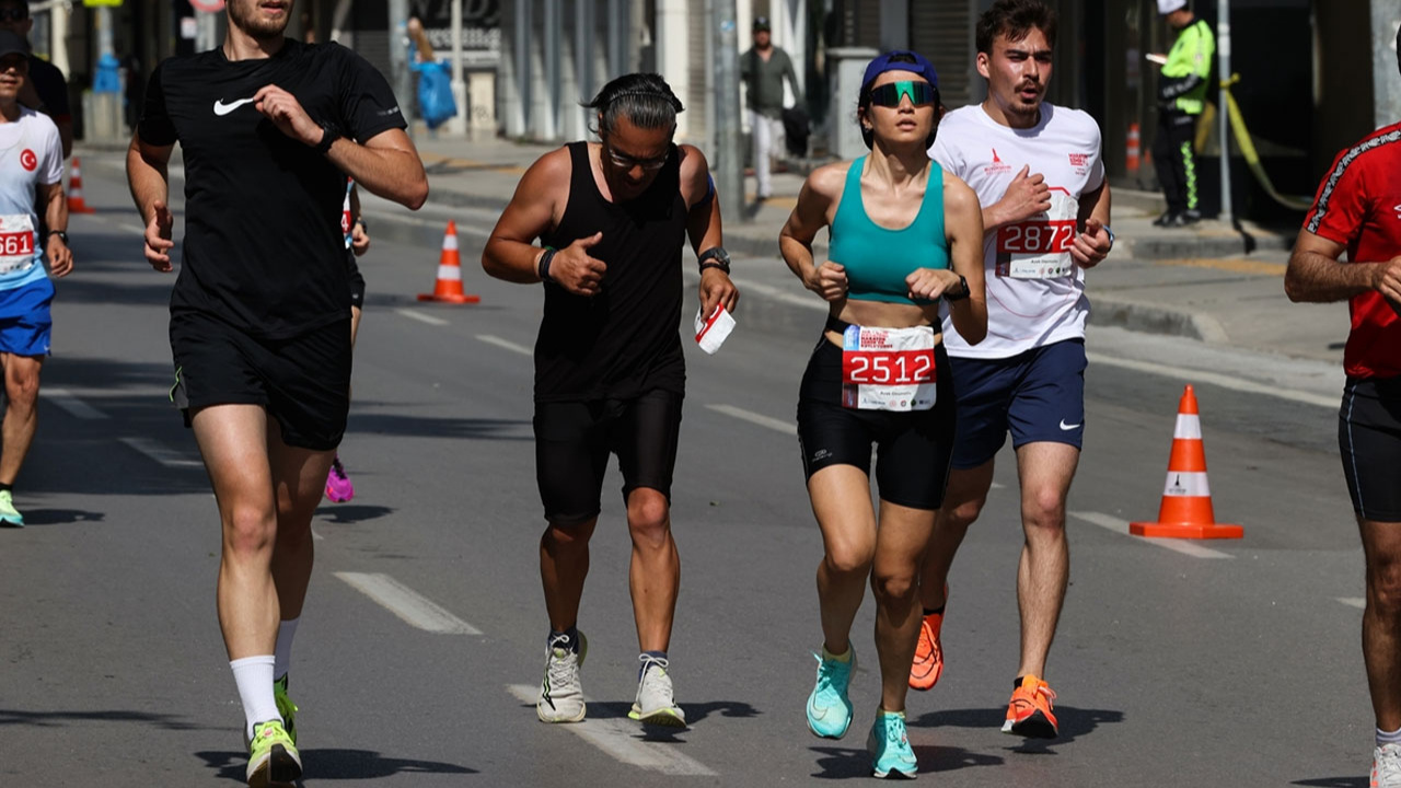 İzmir'de yol koşusu ve maraton heyecanı yaşandı