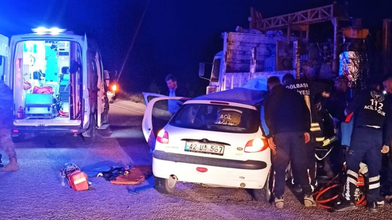 Adıyaman'da otomobil arıza yapan kamyona çarptı: 1 ölü, 1 yaralı