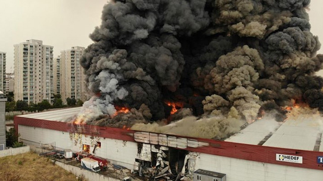 Esenyurt'ta lojistik firmasının deposunda çıkan yangın söndürüldü