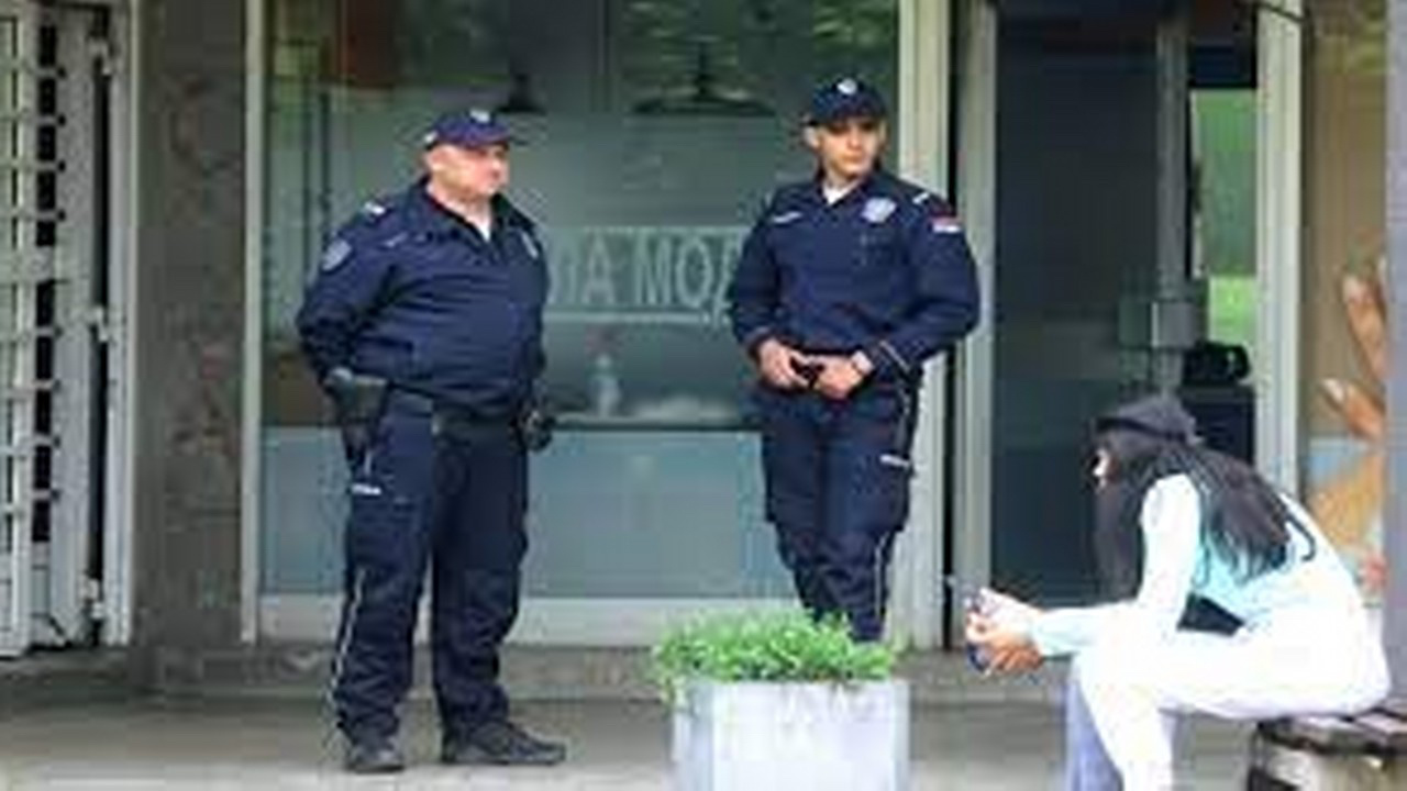 Sırbistan genelindeki 1800 okulda 2'şer polis görevlendirildi