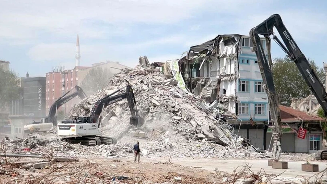 Malatya'da enkaz kaldırma çalışmaları... Yıkık ve acil yıkılacak 6 bin 442 yapının enkazı kaldırıldı