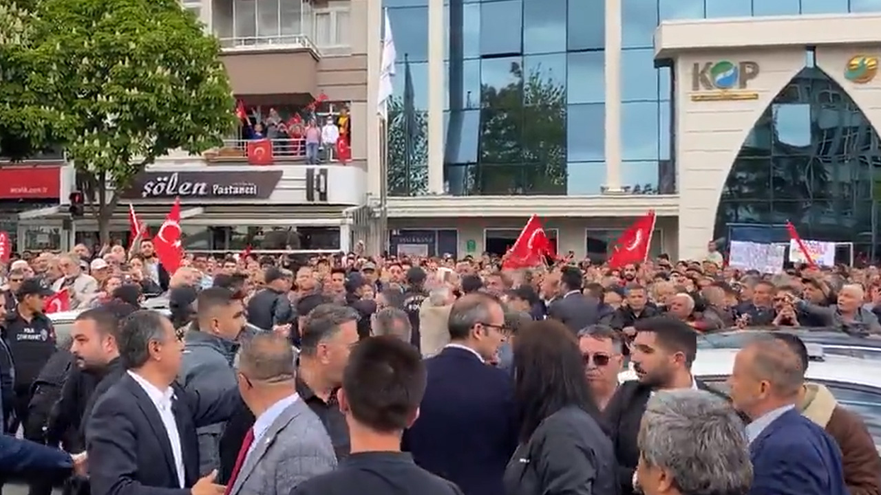 Ekrem İmamoğlu'nun Konya mitinginde de provokasyon girişimi! "Memur bey, götürün"