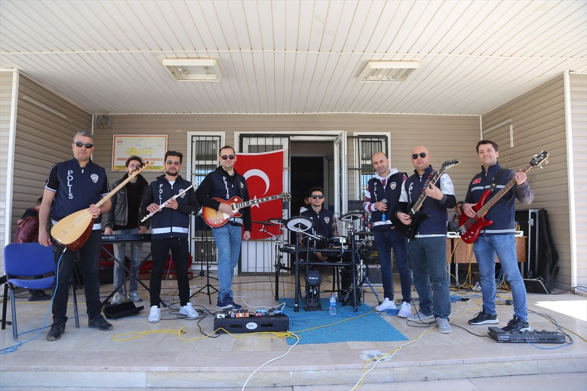 Van'da polislerin müzik grubu 'Hangar' sahneye çıkıyor