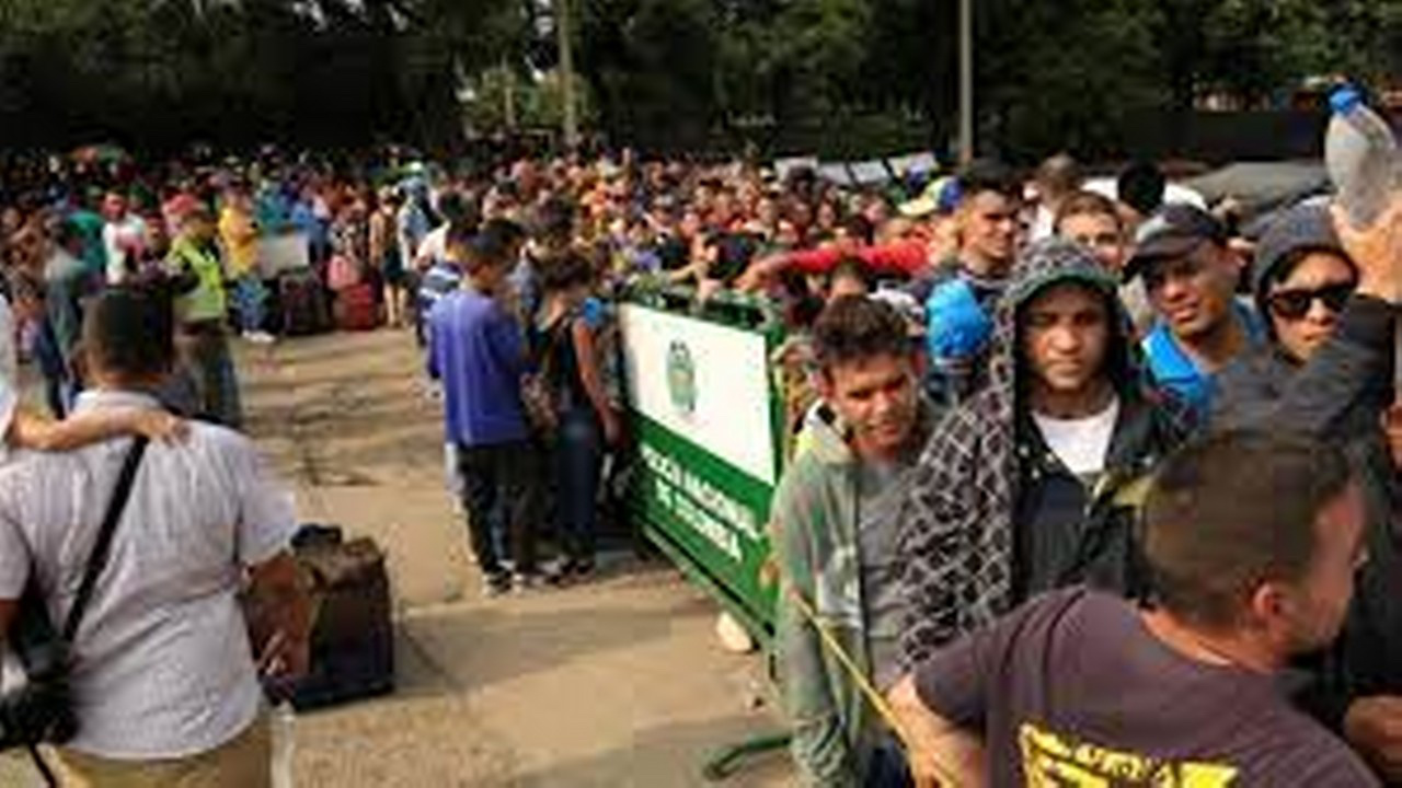 Şili ve Peru sınırında mahsur kalan 115 Venezuelalı göçmen ülkeye geri getirildi