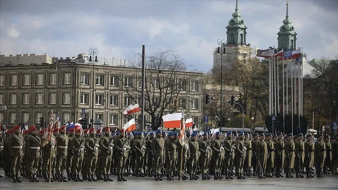 Polonya'da Rus Büyükelçisi'nin Sovyet askerlerini anmak için anıta çiçek bırakması engellendi