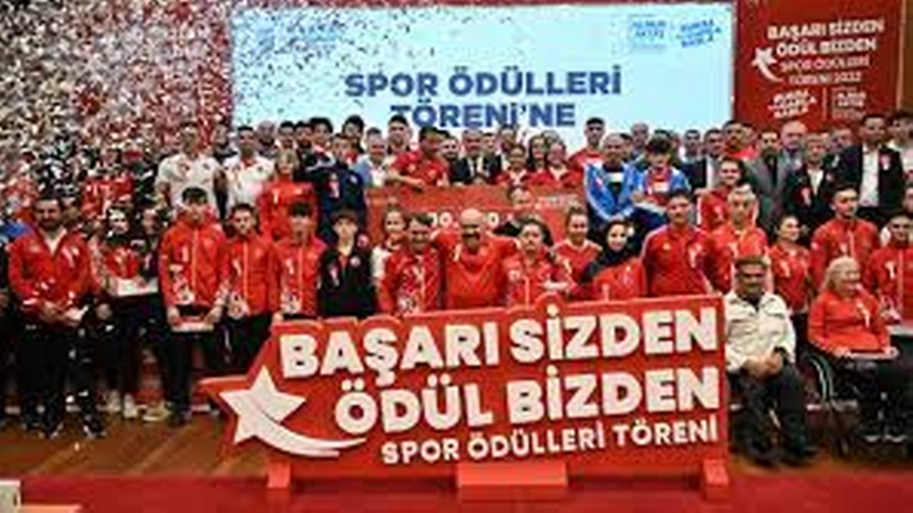 Bakan Varank, Bursa'da başarılı sporculara ödül verdi: