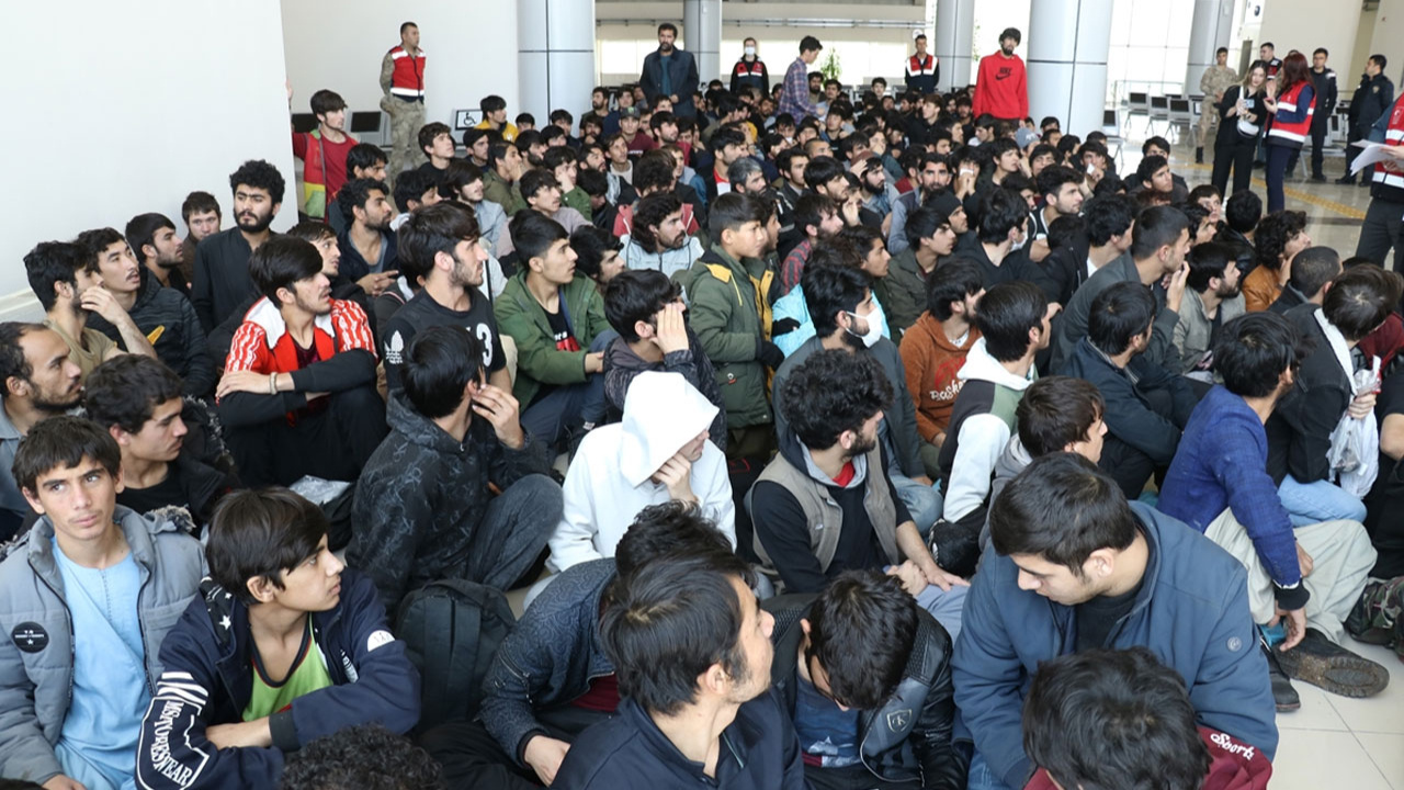 Afganistan uyruklu 227 düzensiz göçmen Ağrı'dan geri gönderildi