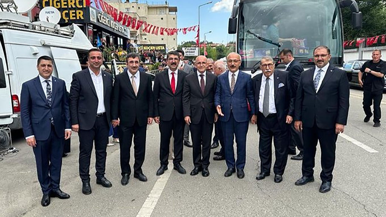 Mehmet Şimşek, Cumhurbaşkanı Erdoğan'la birlikte sahneye çıkmadı! Batman'da sürpriz bekleniyordu
