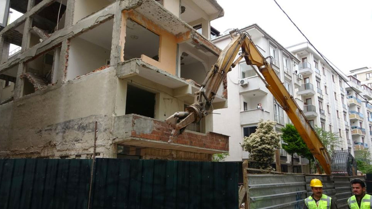 Deprem sonrası Ümraniye'de ilk kentsel dönüşüm yıkımı başladı