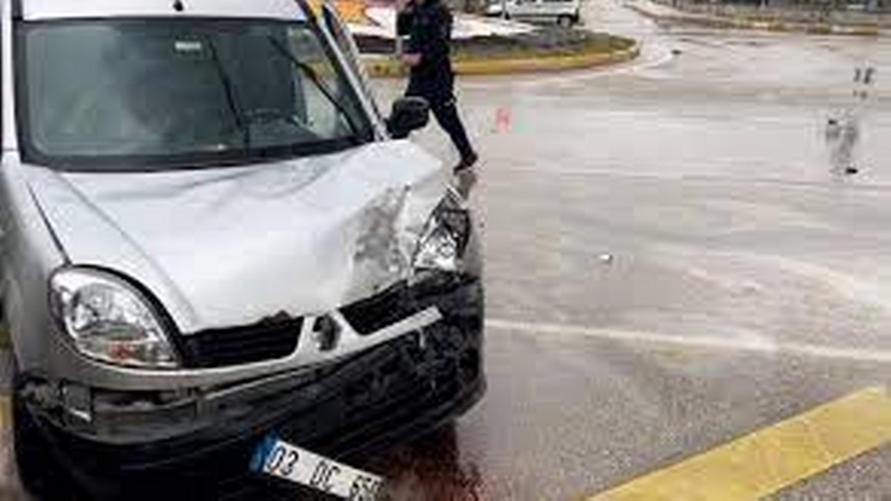 Afyonkarahisar'da iki otomobilin çarpıştığı kazada 10 kişi yaralandı