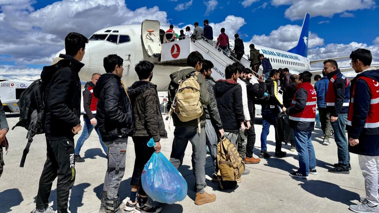 Afganistan uyruklu 227 göçmen Ağrı'dan sınır dışı edildi