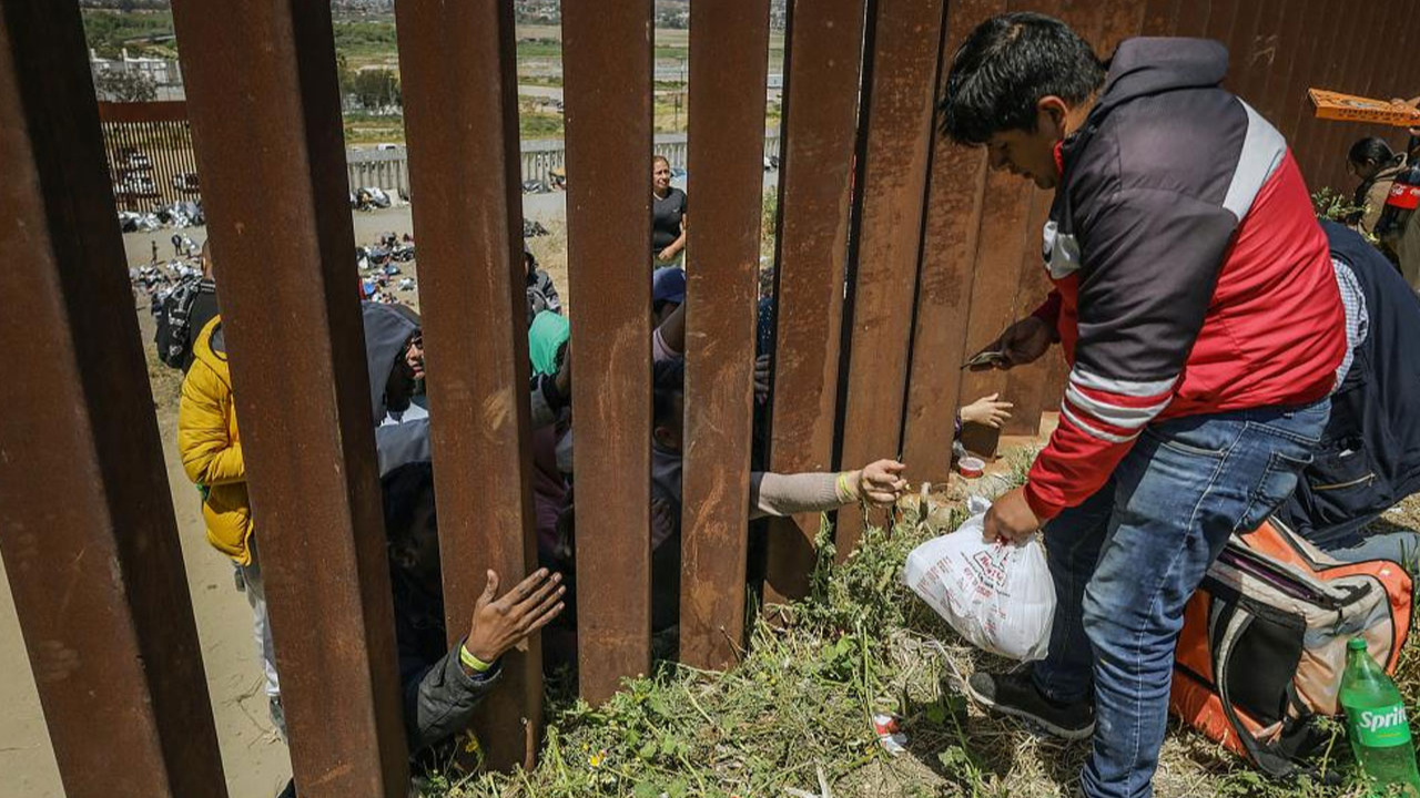 ABD-Meksika sınırına 60 binden fazla göçmen yığıldı!