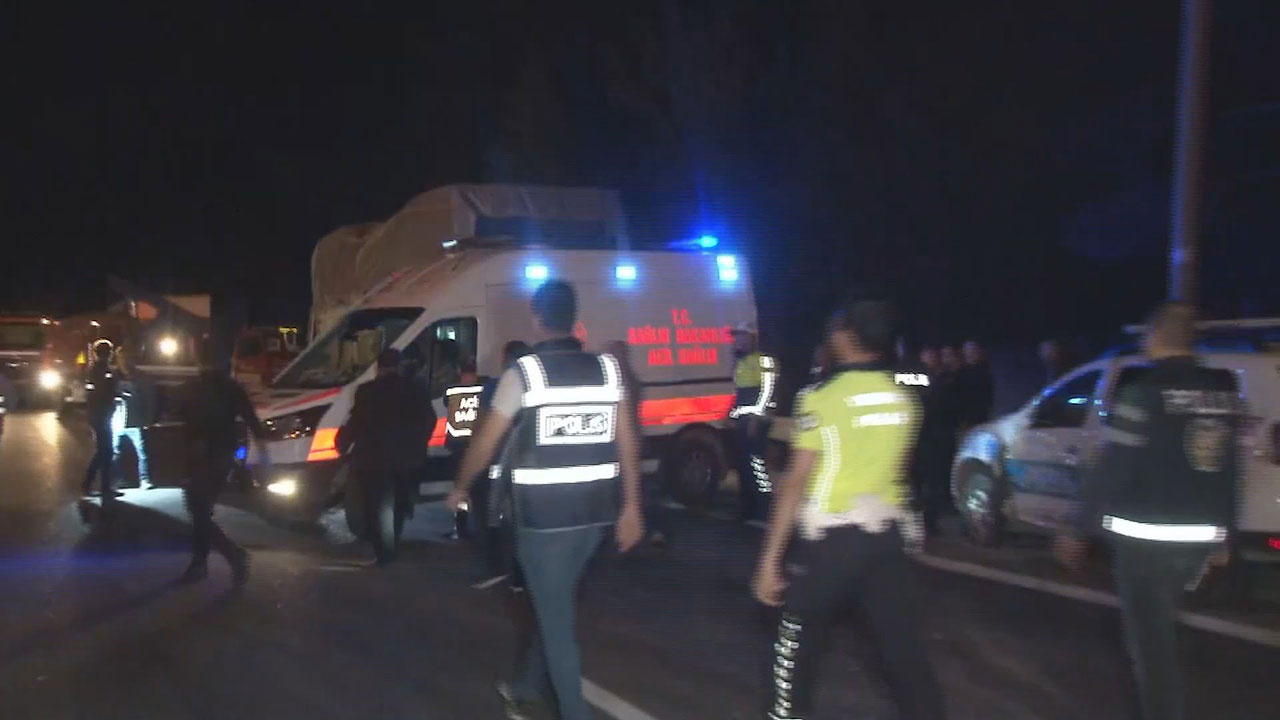 Adana'da kazada 7 kişi öldü! Ekipler can kurtarırken bir kişi ambulansı çaldı! O anlar anbean kameraya yansıdı