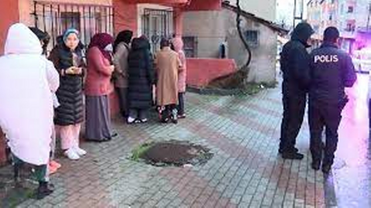 Sultanbeyli'de yangın çıkan gecekondudaki kadını komşuları kurtardı