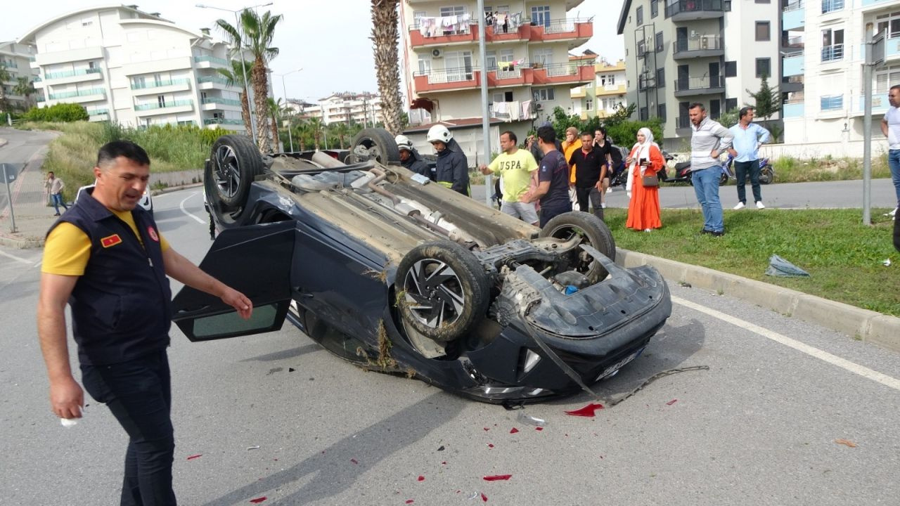 Antalya'da aracıyla takla atan kadın sürücü gözyaşlarına hakim olamadı