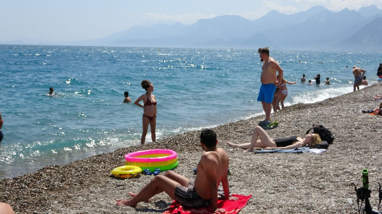 Görüntüler Antalya'da bugün çekildi! Aynı anda hem karla mücadele hem deniz keyfi...