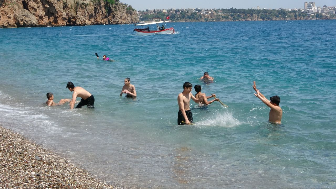 Görüntüler Antalya'da bugün çekildi! Aynı anda hem karla mücadele hem deniz keyfi...