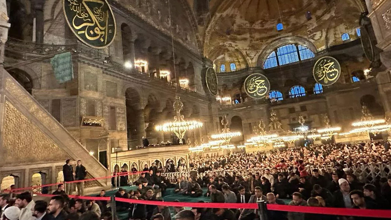 Erdoğan'ı bekleyen cemaat Ayasofya'yı tekbirlerle inletti
