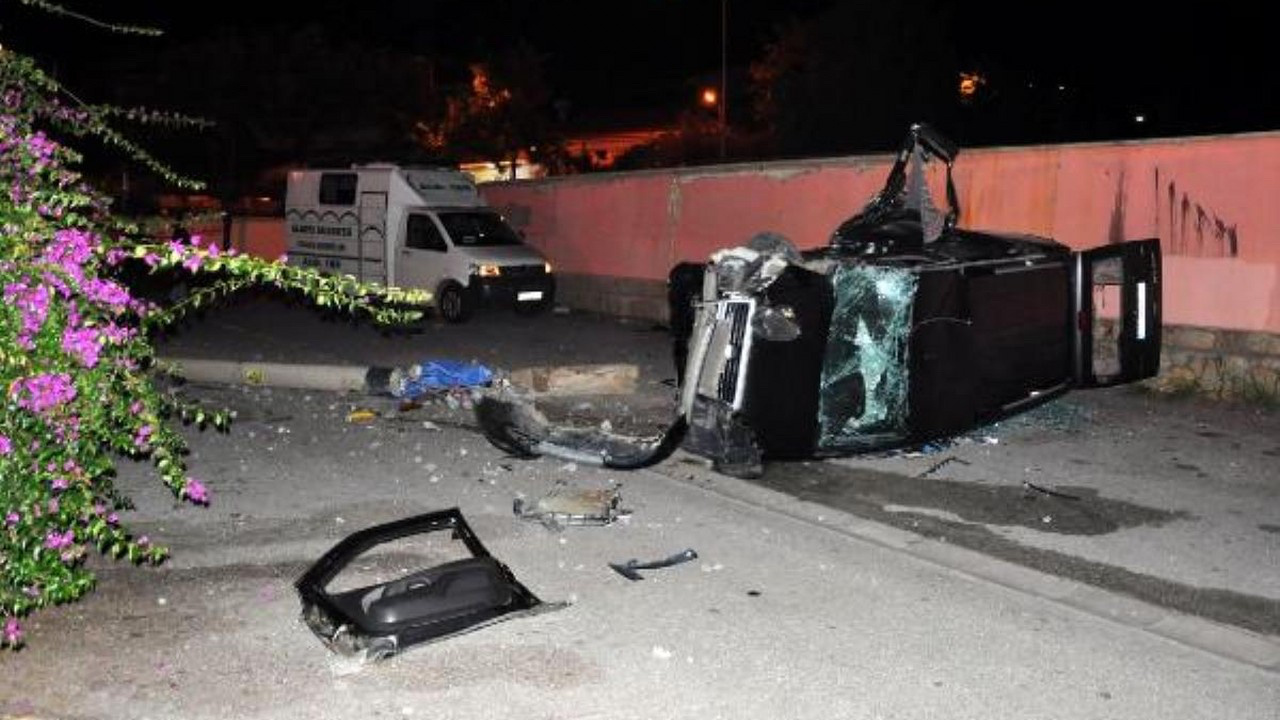 Alanya'da elektrik direğine çarpan hafif ticari aracın sürücüsü öldü