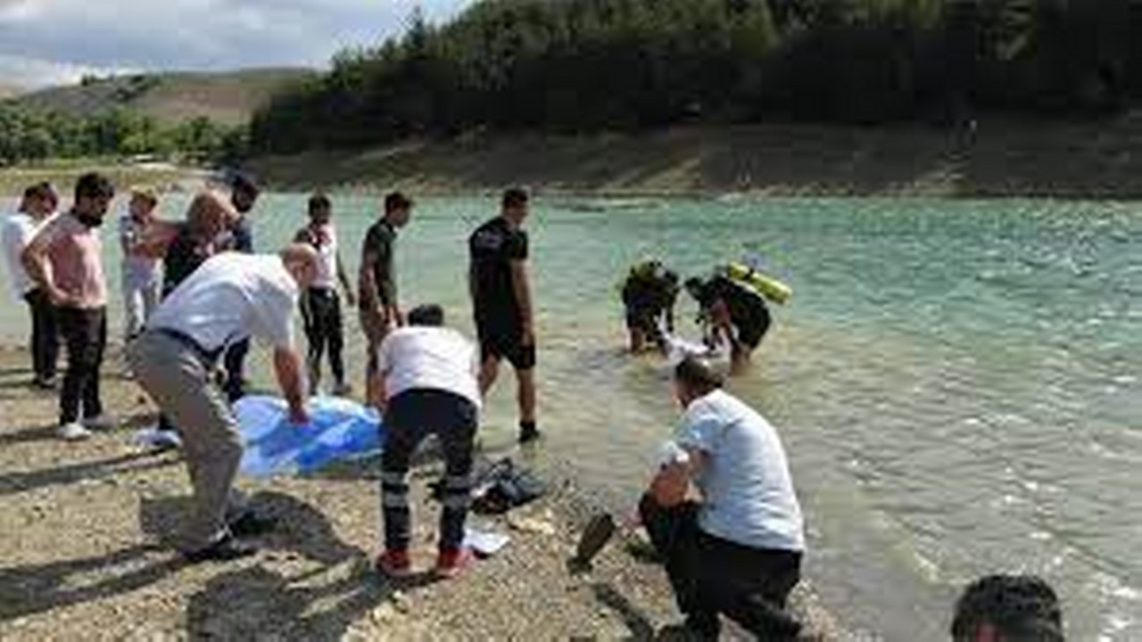 Afyonkarahisar'da boğulma tehlikesi geçiren öğrenciyi kurtarmaya çalışan 4 kişi gölette kayboldu