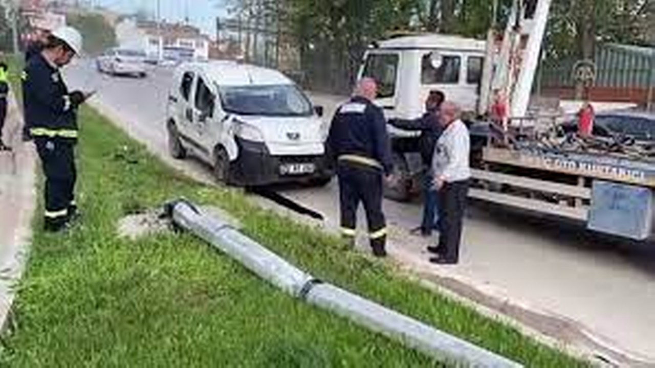 Edirne'de tarlaya devrilen hafif ticari araçtaki 6 kişi yaralandı