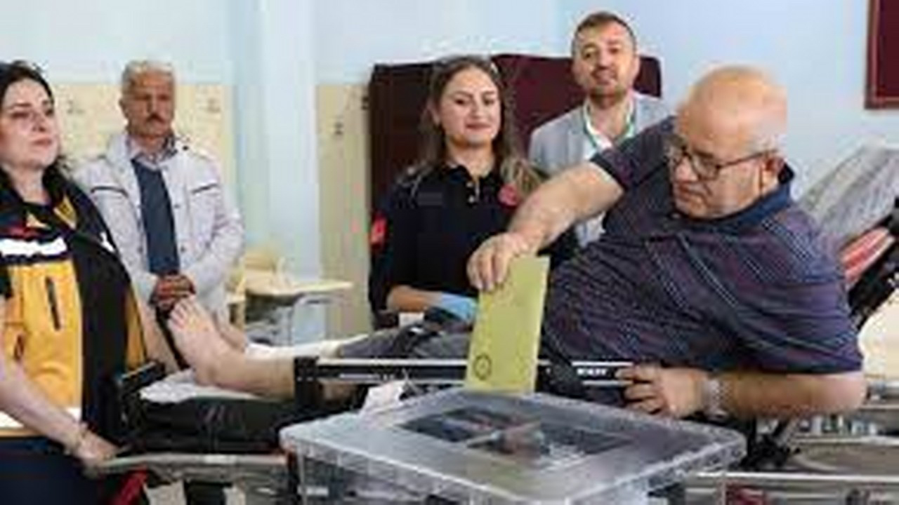 Edirne'de hastanede tedavileri sürenler Evde Sağlık Hizmetleri ekipleri yardımıyla oylarını kullandı