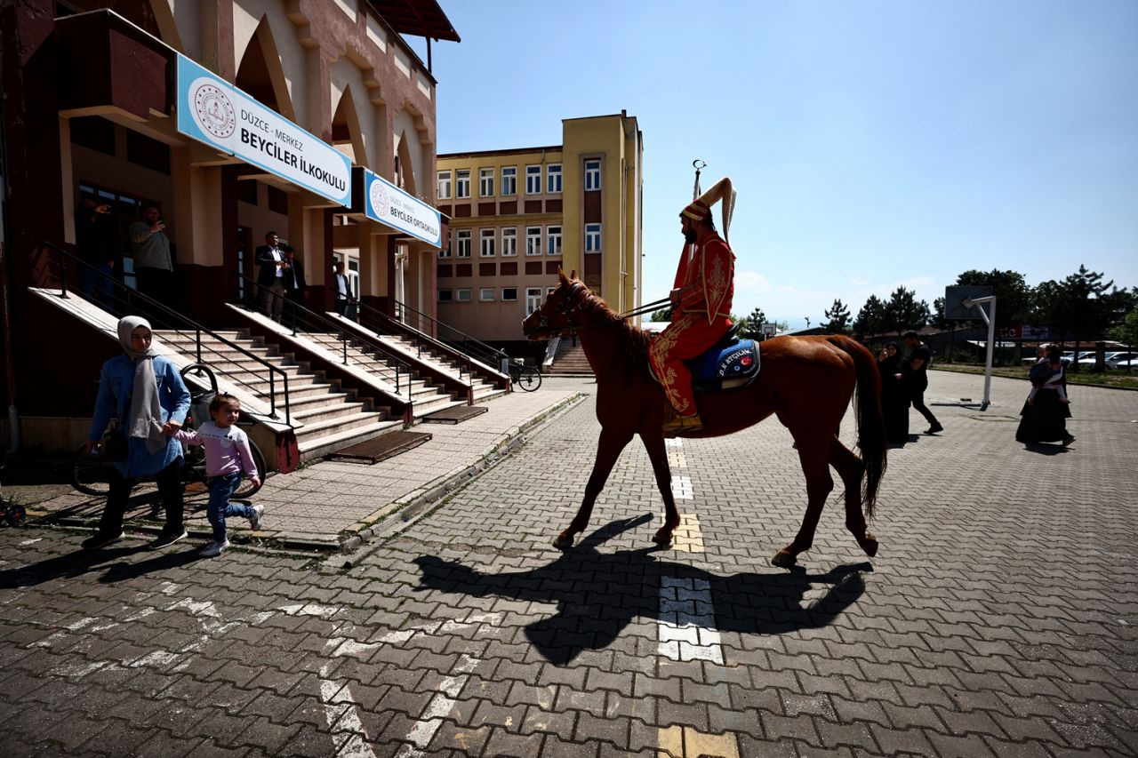 Düzce'de oy kullanmaya böyle geldi! Gören gözlerine inanamadı