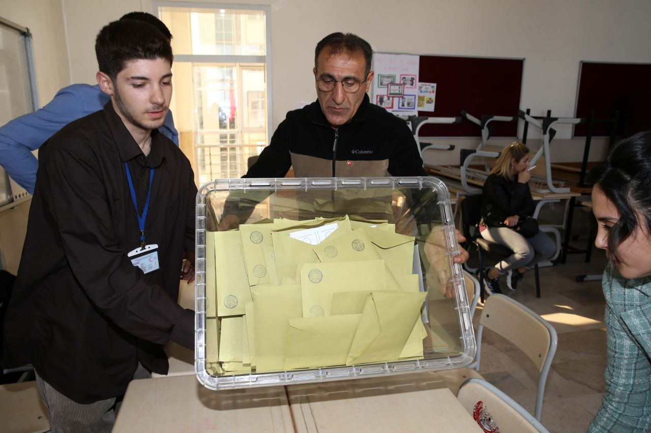 Türkiye seçimini yaptı oylar sayılıyor! Sandıklar tek tek açıldı yurttan görüntülere bakın...