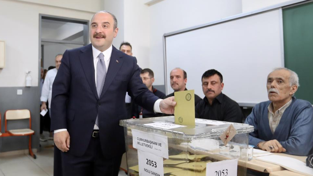 Oy kullanmak için 45 dakika sıra bekledi, Bakan Mustafa Varank: Millet ne derse o olur
