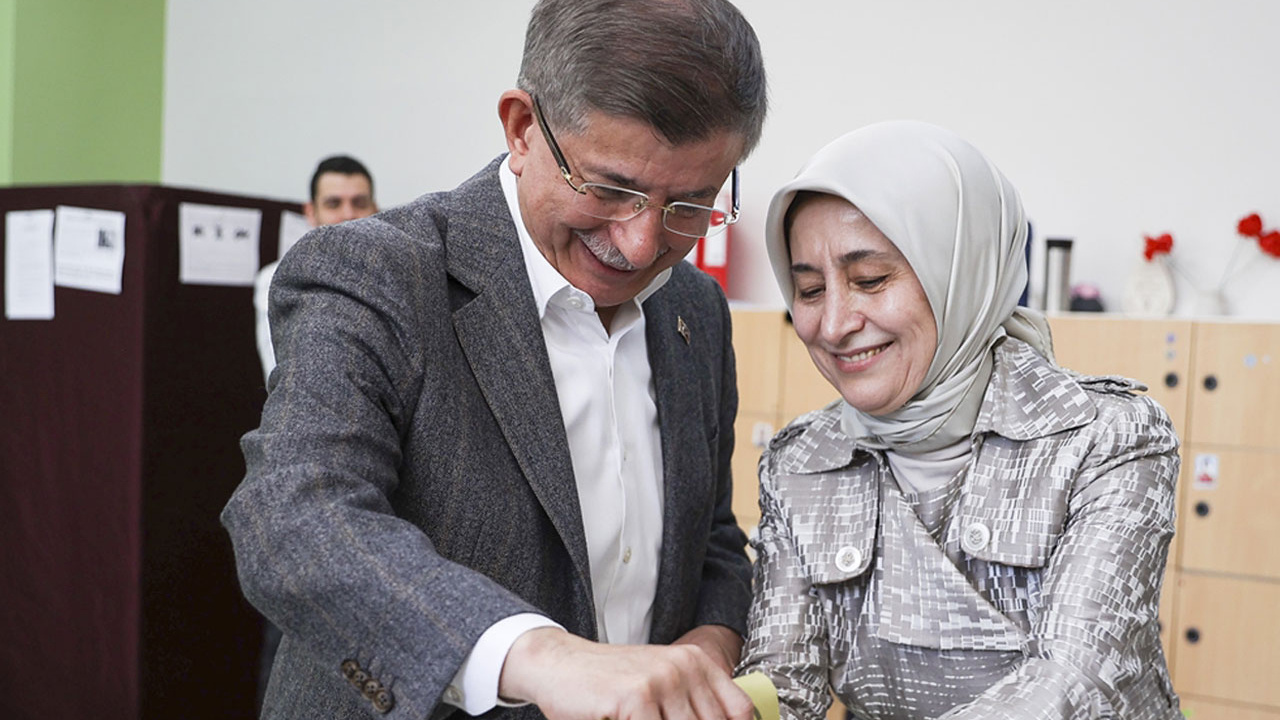 Gelecek Partisi Genel Başkanı Ahmet Davutoğlu oyunu kullandı