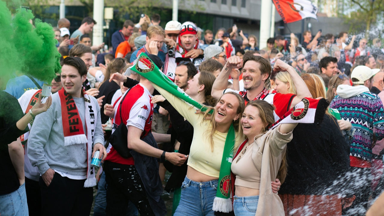 Hollanda'da şampiyon Feyenoord taraflarları çılgınca eğlendi!