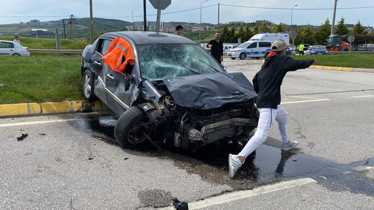 Kocaeli'de feci kaza! 3 araç çarpıştı, 3 kişi yola savruldu: İlk müdahaleyi yoldan geçen ambulanstaki ekip yaptı