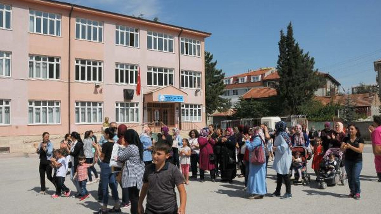Gaziosmanpaşa'da okul önünde 500 metre oy kuyruğu oluştu