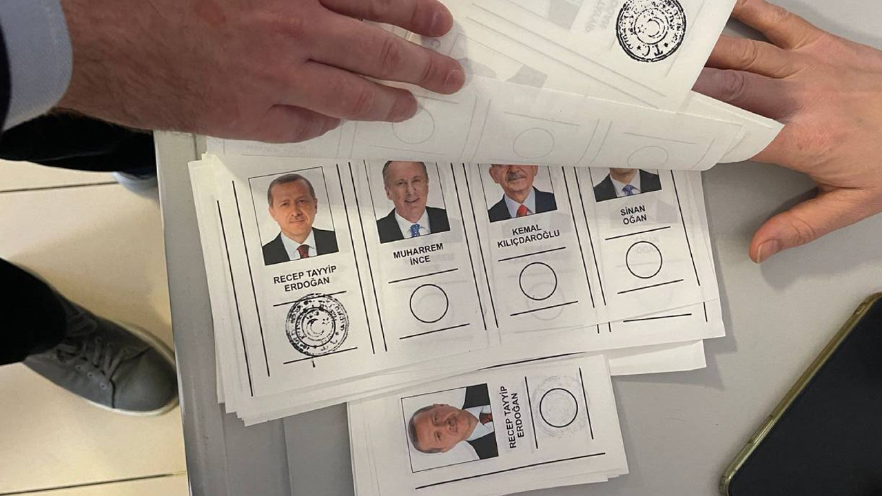 Bazı oy pusulalarında YSK mührü, adayların isminin üstüne geldi