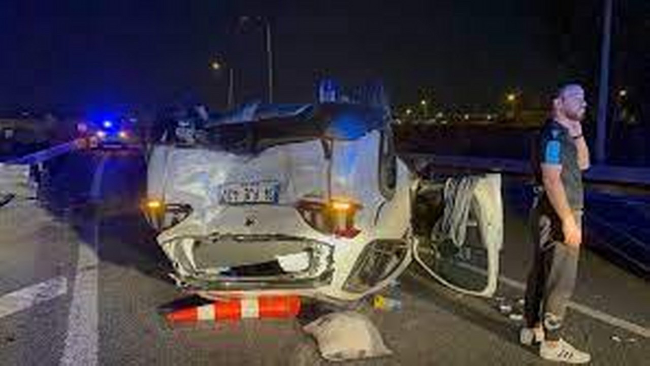 Kocaeli'de devrilen otomobildeki 2 kişi yaralandı