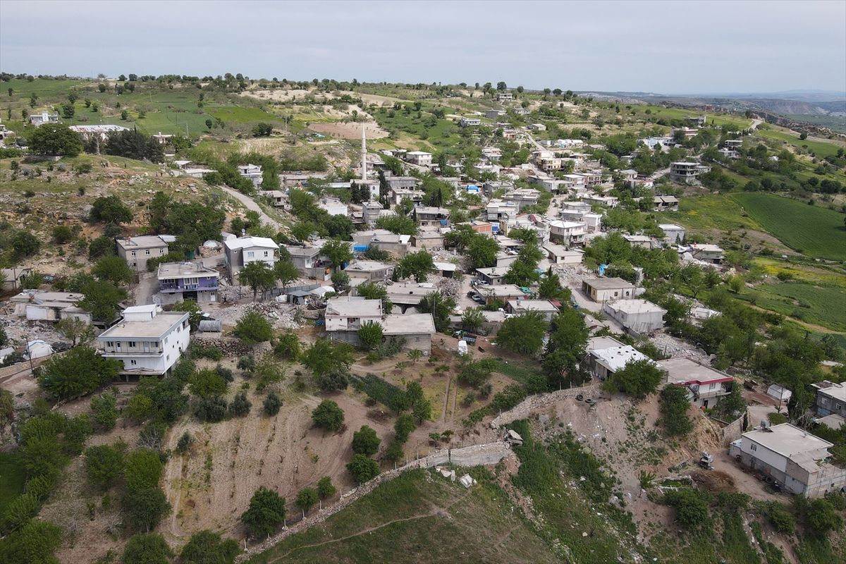 Deprem nedeniyle tepe çöktü, iki köyün manzarası değişti!