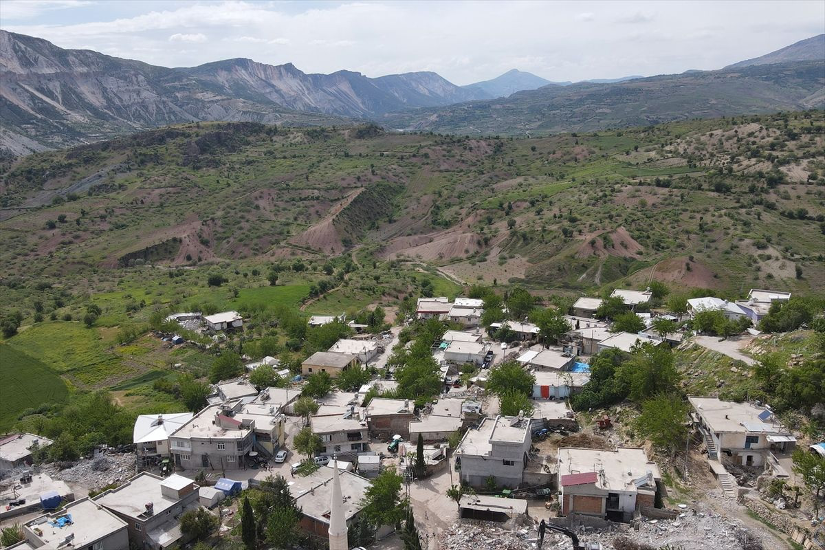 Deprem nedeniyle tepe çöktü, iki köyün manzarası değişti!