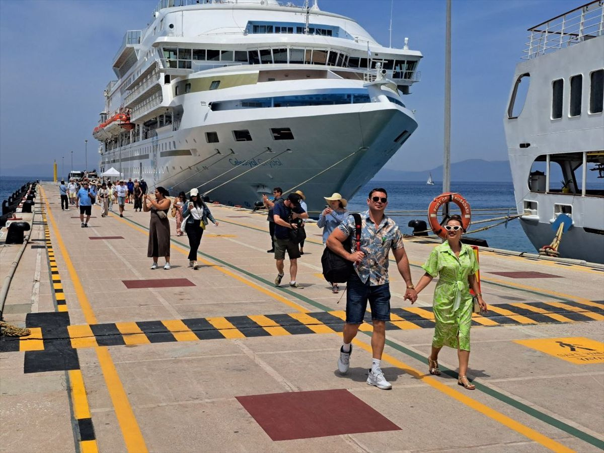 Kuşadası'na 5 kruvaziyer gemiyle 7 bin 550 turist geldi